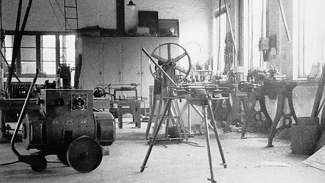 Grundfos historisches Bild Fabrikhalle